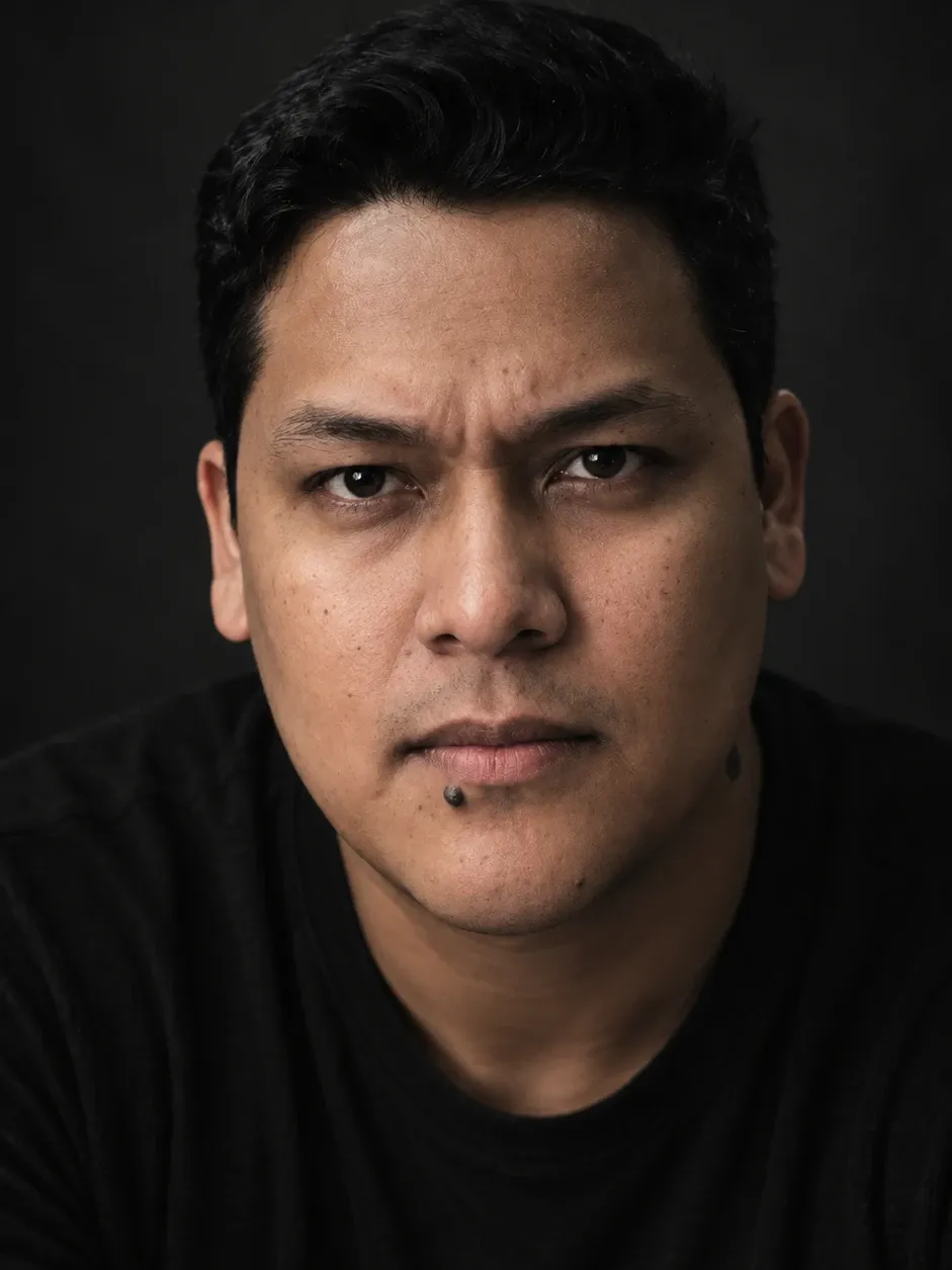 Retrato de Moisés Mota sobre fondo oscuro